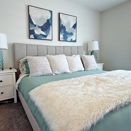 Stylish Home With 3 King Beds,Garage,Disney+ Edmonton Bagian luar foto