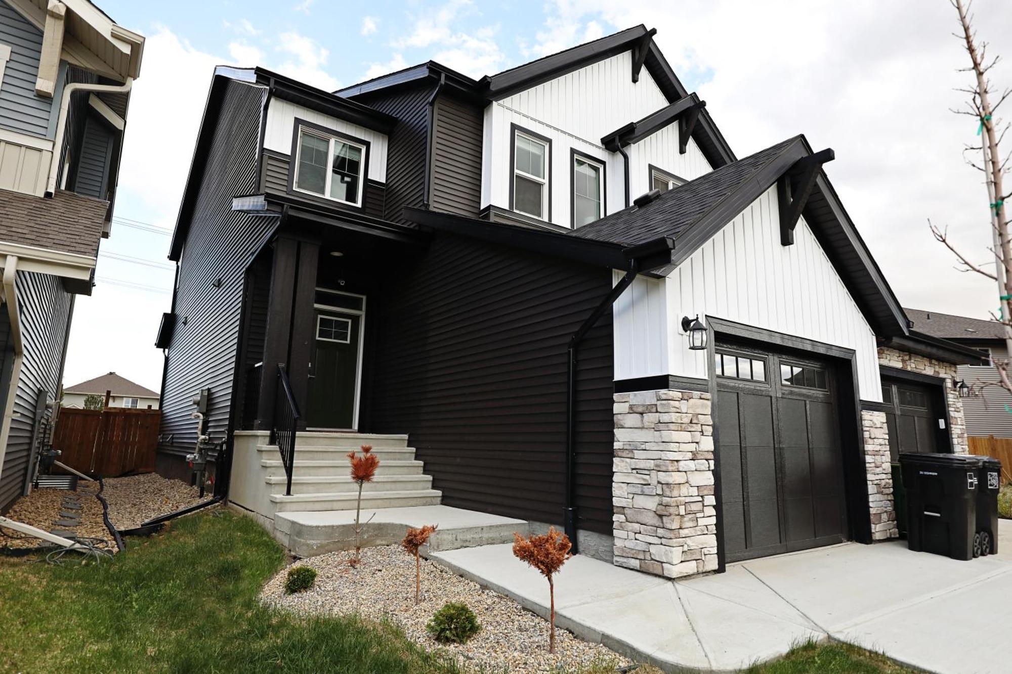 Stylish Home With 3 King Beds,Garage,Disney+ Edmonton Bagian luar foto